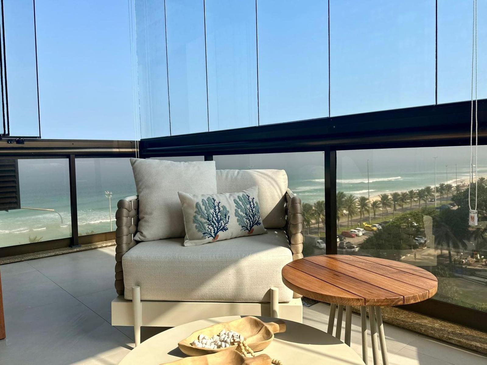 Lindo Apto No Lugar Da Barra Da Tijuca! Com Uma Vista De Tirar O Folego, Frente O Mar! Totalmente Equipado E Decorado Ao Lado Dos Melhores E Quiosques Da Barra! Portaria 24h, Piscina, Sauna, Jacuzzi, Academia, Garagem, Wi-fi, Lavan Apartamento *