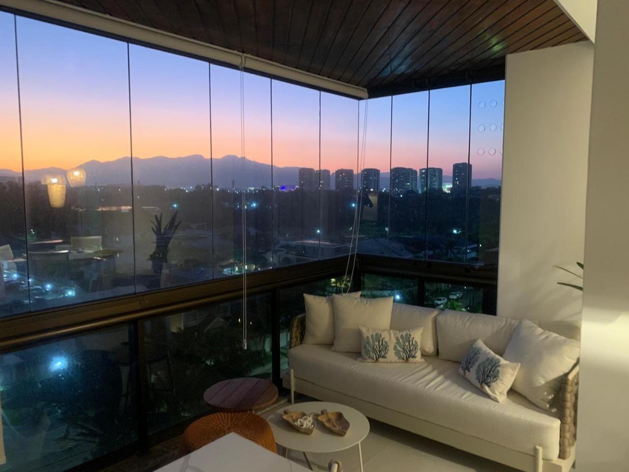 Lindo Apto No Lugar Da Barra Da Tijuca! Com Uma Vista De Tirar O Folego, Frente O Mar! Totalmente Equipado E Decorado Ao Lado Dos Melhores E Quiosques Da Barra! Portaria 24h, Piscina, Sauna, Jacuzzi, Academia, Garagem, Wi-fi, Lavan Apartamento *