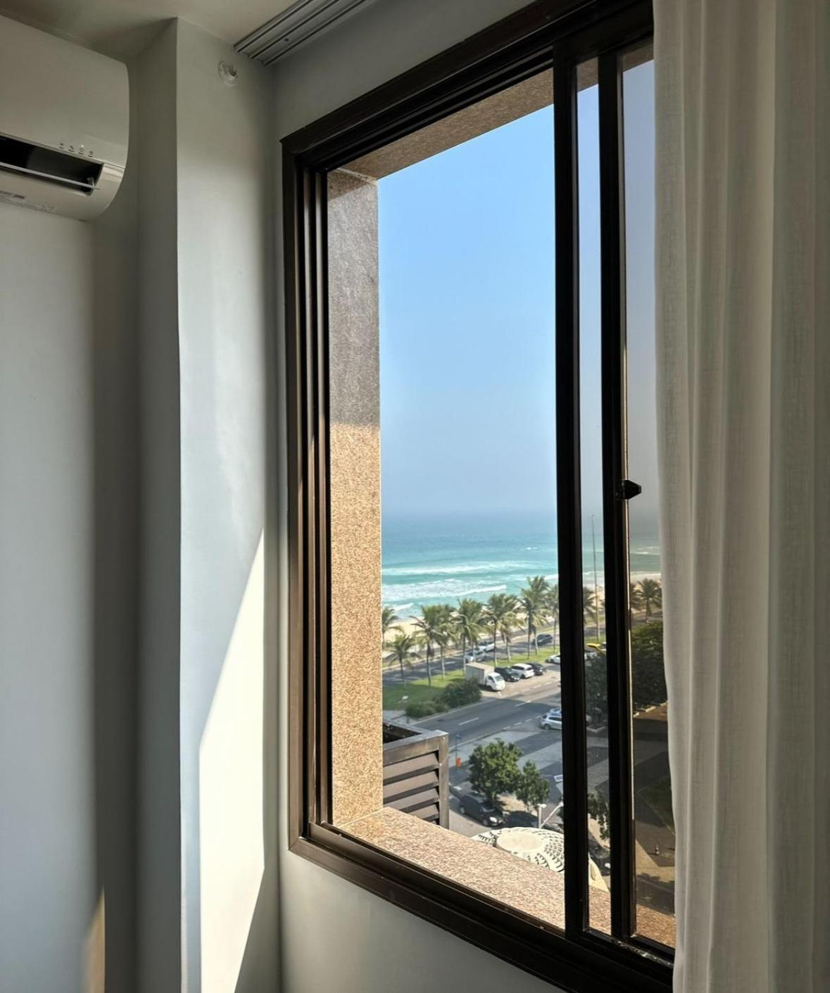 Lindo Apto No Lugar Da Barra Da Tijuca! Com Uma Vista De Tirar O Folego, Frente O Mar! Totalmente Equipado E Decorado Ao Lado Dos Melhores E Quiosques Da Barra! Portaria 24h, Piscina, Sauna, Jacuzzi, Academia, Garagem, Wi-fi, Lavan Apartamento Rio de Janeiro