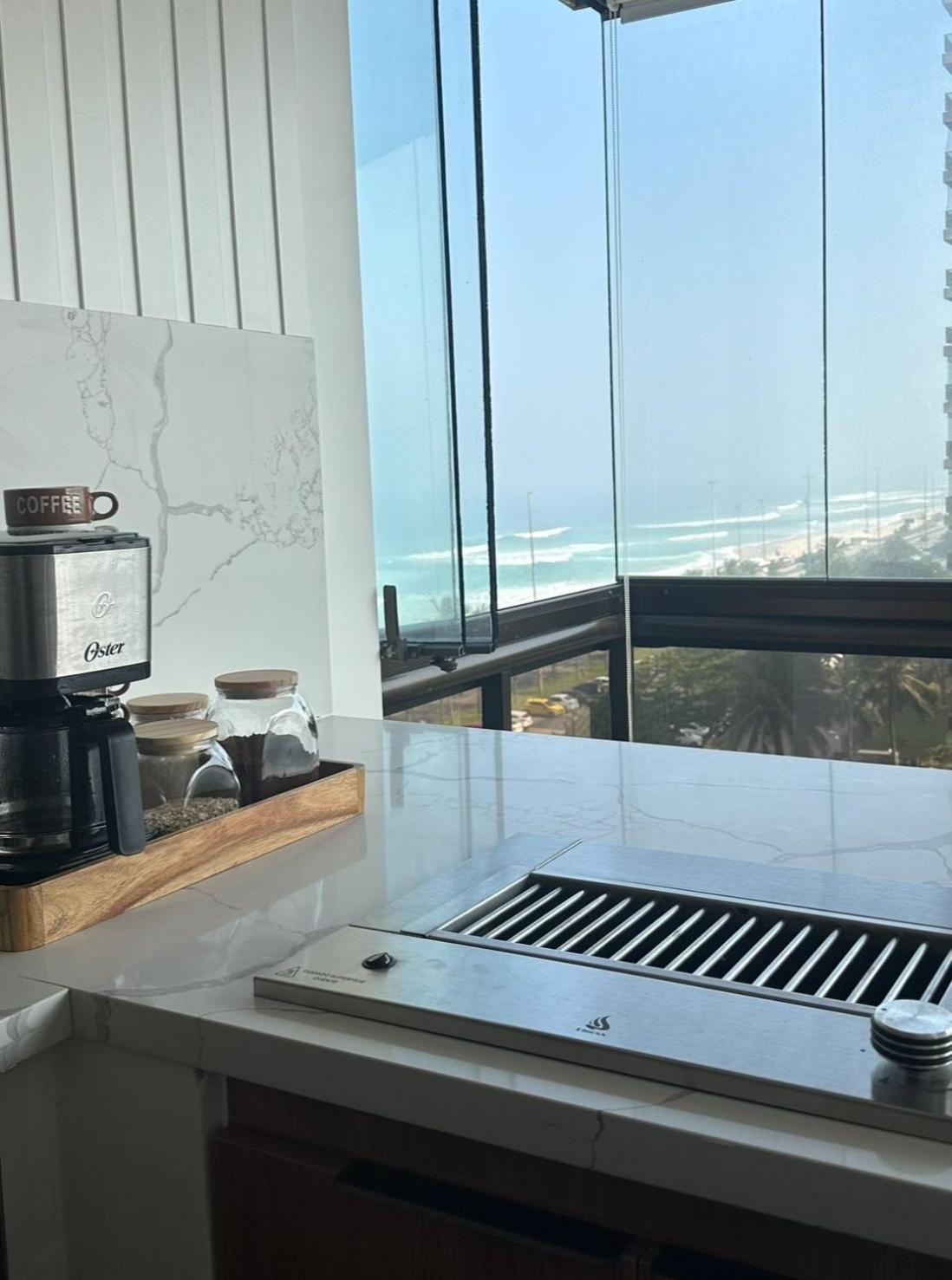 Apartamento Lindo Apto No Lugar Da Barra Da Tijuca! Com Uma Vista De Tirar O Folego, Frente O Mar! Totalmente Equipado E Decorado Ao Lado Dos Melhores E Quiosques Da Barra! Portaria 24h, Piscina, Sauna, Jacuzzi, Academia, Garagem, Wi-fi, Lavan