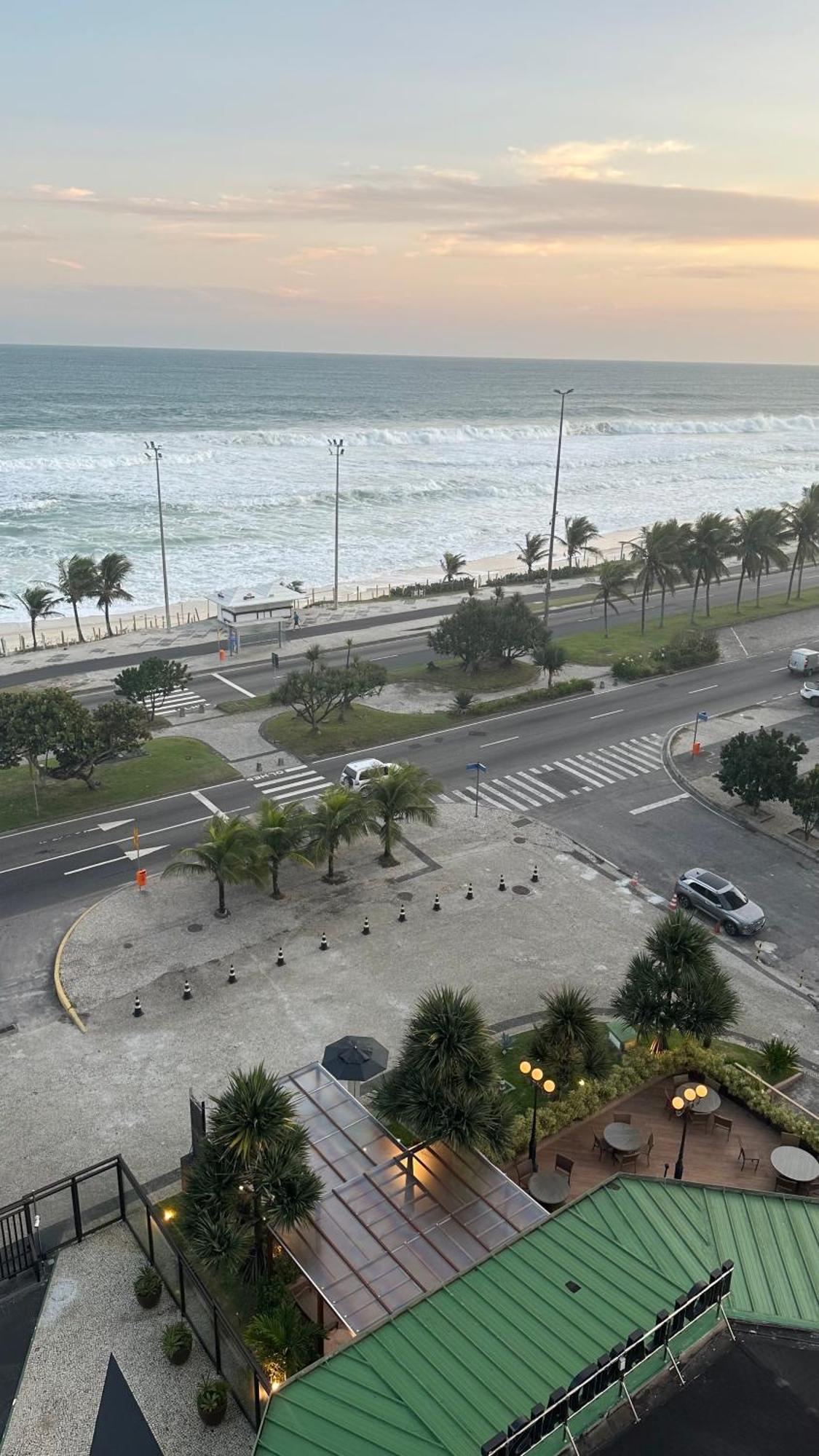 Lindo Apto No Lugar Da Barra Da Tijuca! Com Uma Vista De Tirar O Folego, Frente O Mar! Totalmente Equipado E Decorado Ao Lado Dos Melhores E Quiosques Da Barra! Portaria 24h, Piscina, Sauna, Jacuzzi, Academia, Garagem, Wi-fi, Lavan Apartamento