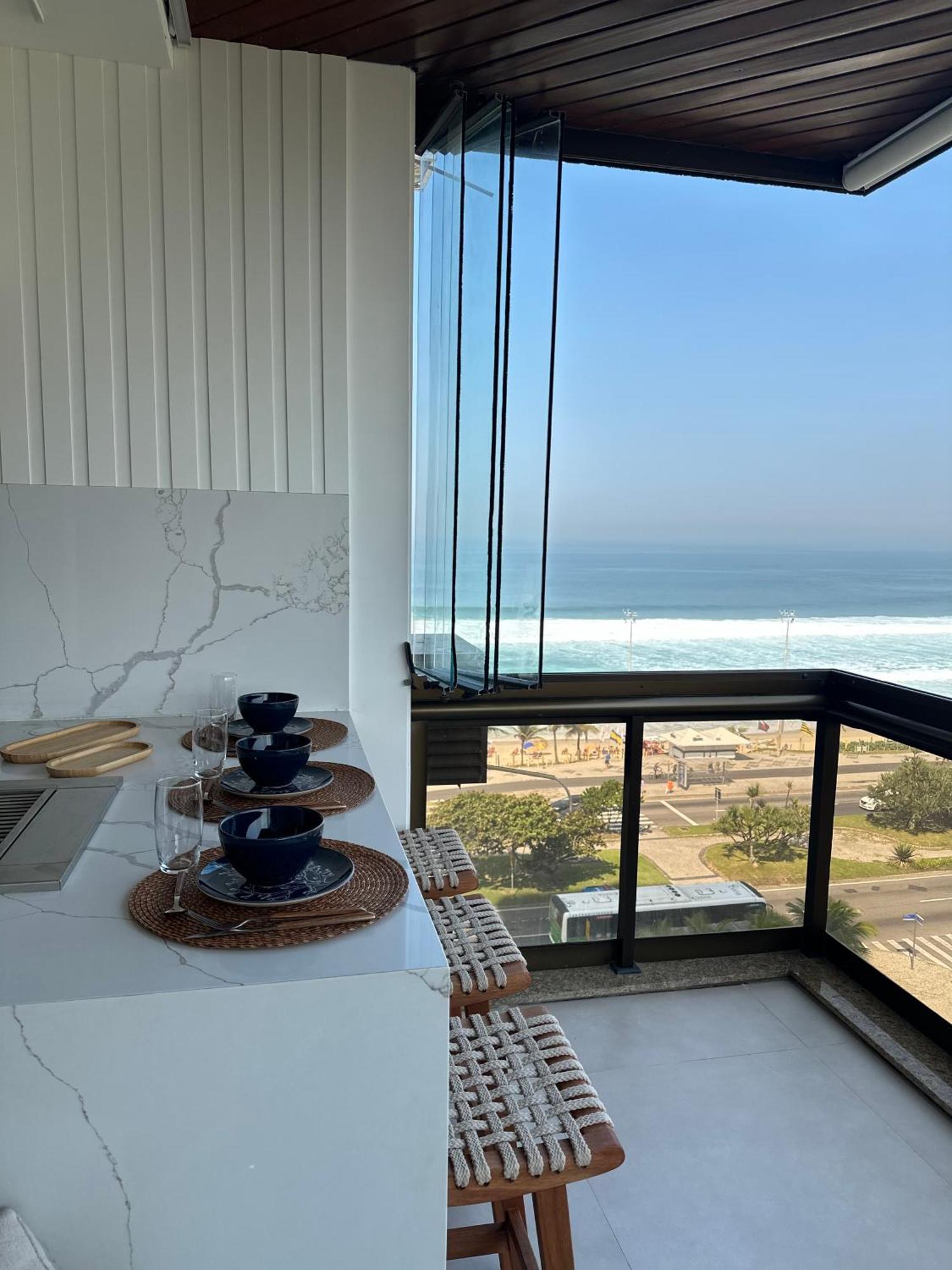 Lindo Apto No Lugar Da Barra Da Tijuca! Com Uma Vista De Tirar O Folego, Frente O Mar! Totalmente Equipado E Decorado Ao Lado Dos Melhores E Quiosques Da Barra! Portaria 24h, Piscina, Sauna, Jacuzzi, Academia, Garagem, Wi-fi, Lavan Apartamento Rio de Janeiro