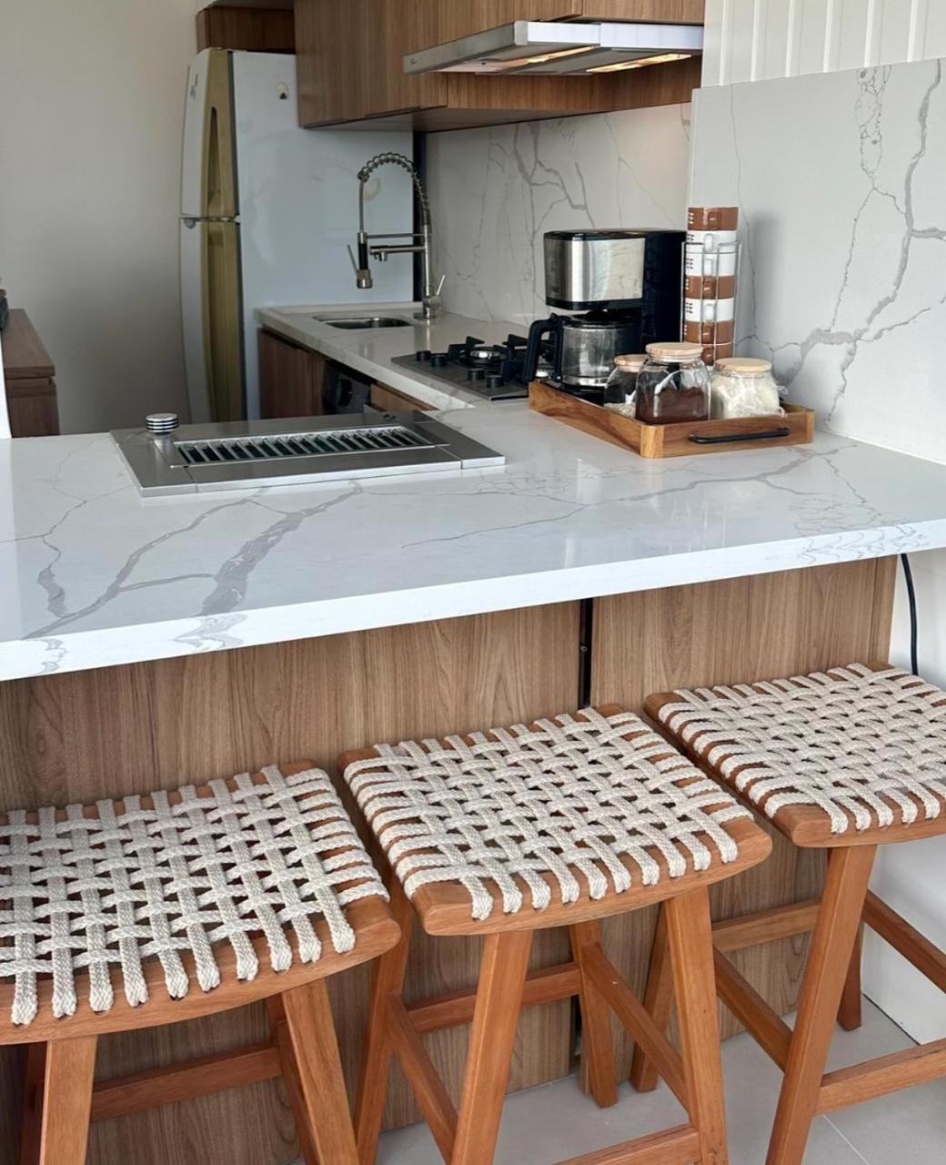 Lindo Apto No Lugar Da Barra Da Tijuca! Com Uma Vista De Tirar O Folego, Frente O Mar! Totalmente Equipado E Decorado Ao Lado Dos Melhores E Quiosques Da Barra! Portaria 24h, Piscina, Sauna, Jacuzzi, Academia, Garagem, Wi-fi, Lavan * Río de Janeiro